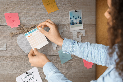 Prikbord liefde uitgedrukt in houten hartletters