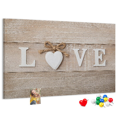Prikbord liefde uitgedrukt in houten hartletters