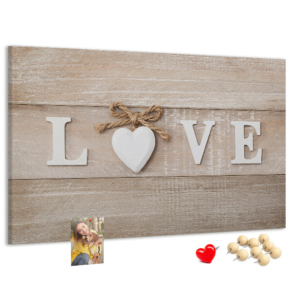 Prikbord liefde uitgedrukt in houten hartletters