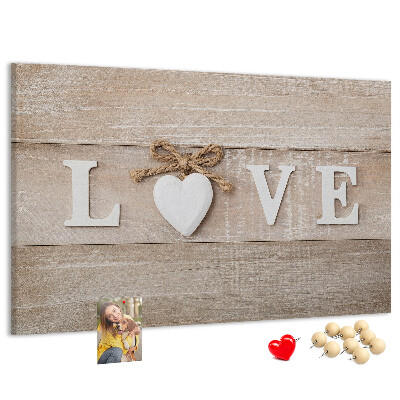 Prikbord liefde uitgedrukt in houten hartletters