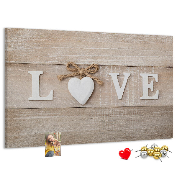 Prikbord liefde uitgedrukt in houten hartletters