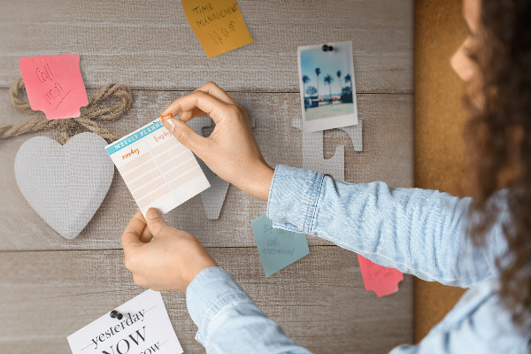 Prikbord liefde uitgedrukt in houten hartletters