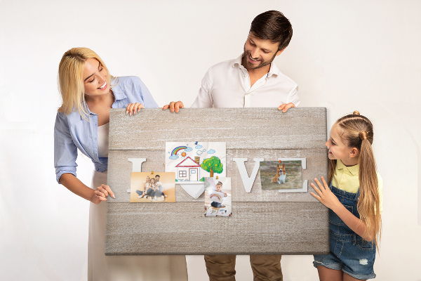 Prikbord liefde uitgedrukt in houten hartletters