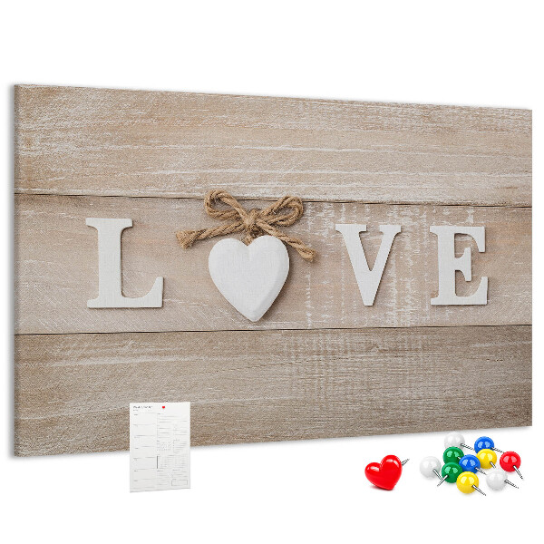 Prikbord liefde uitgedrukt in houten hartletters
