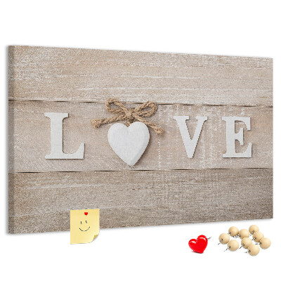 Prikbord liefde uitgedrukt in houten hartletters