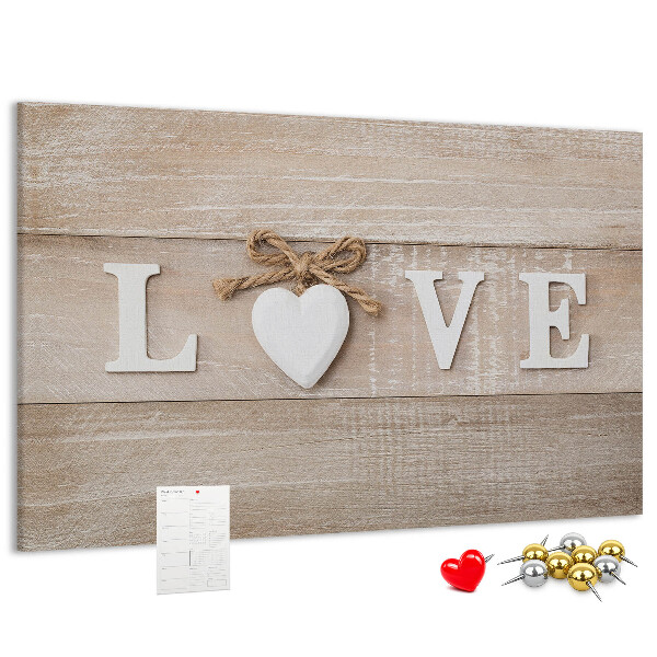 Prikbord liefde uitgedrukt in houten hartletters