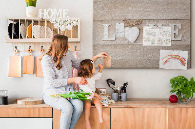 Prikbord liefde uitgedrukt in houten hartletters