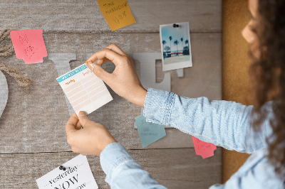 Prikbord liefde uitgedrukt in houten hartletters