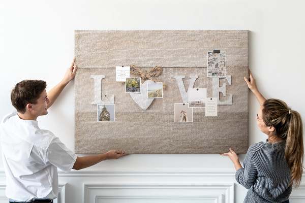 Prikbord liefde uitgedrukt in houten hartletters