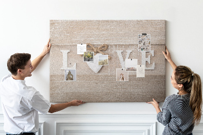 Prikbord liefde uitgedrukt in houten hartletters