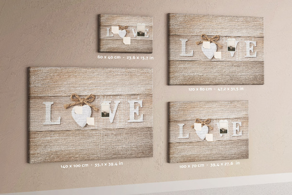 Prikbord liefde uitgedrukt in houten hartletters