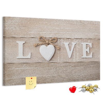 Prikbord liefde uitgedrukt in houten hartletters