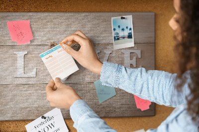 Prikbord liefde uitgedrukt in houten hartletters