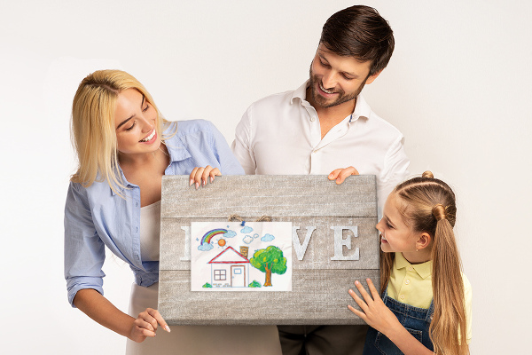 Prikbord liefde uitgedrukt in houten hartletters