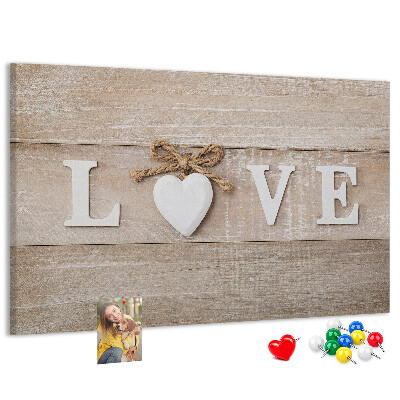 Prikbord liefde uitgedrukt in houten hartletters