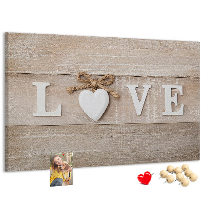 Prikbord liefde uitgedrukt in houten hartletters