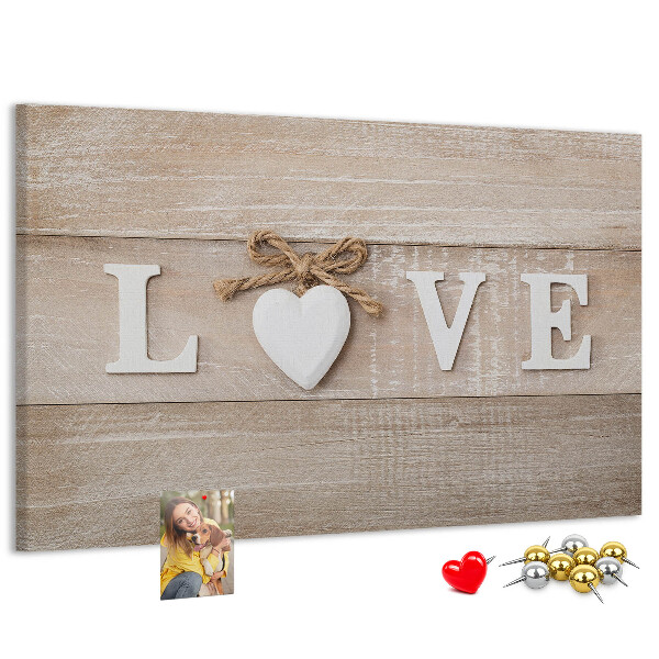 Prikbord liefde uitgedrukt in houten hartletters