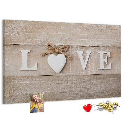Prikbord liefde uitgedrukt in houten hartletters