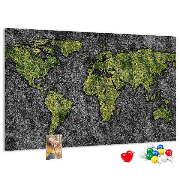 Kurkbord met een groene wereldkaart op een grijze achtergrond