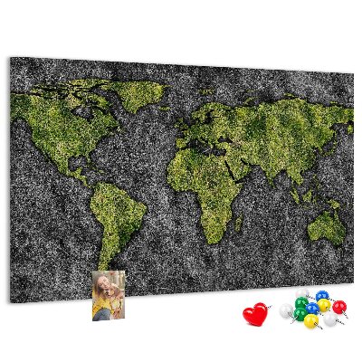Kurkbord met een groene wereldkaart op een grijze achtergrond