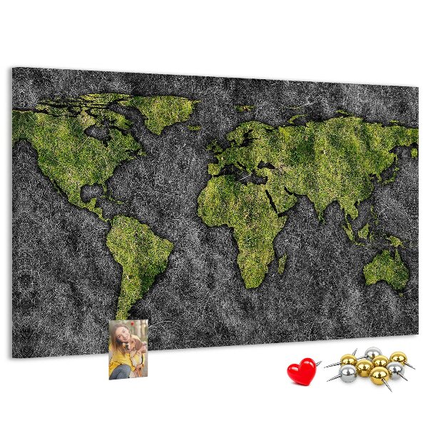 Kurkbord met een groene wereldkaart op een grijze achtergrond