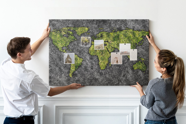 Kurkbord met een groene wereldkaart op een grijze achtergrond