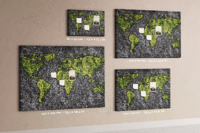 Kurkbord met een groene wereldkaart op een grijze achtergrond