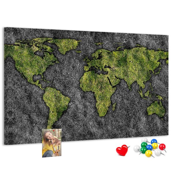 Kurkbord met een groene wereldkaart op een grijze achtergrond