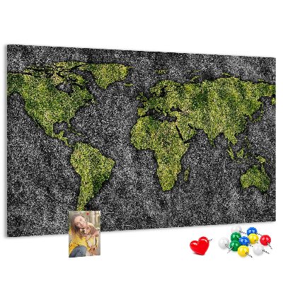 Kurkbord met een groene wereldkaart op een grijze achtergrond