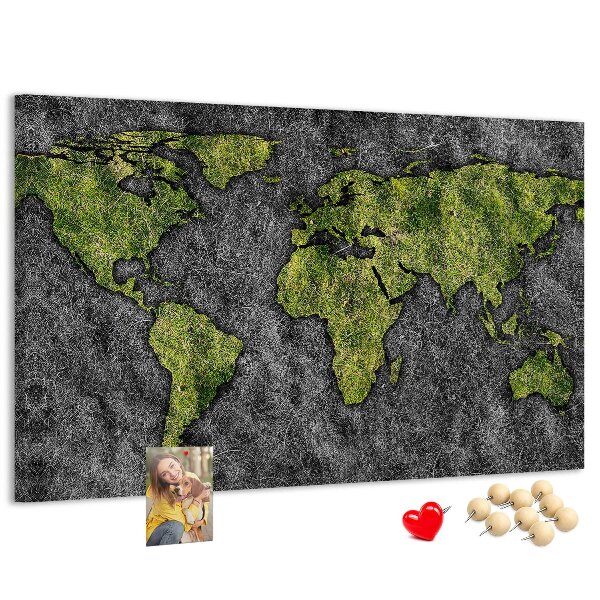 Kurkbord met een groene wereldkaart op een grijze achtergrond