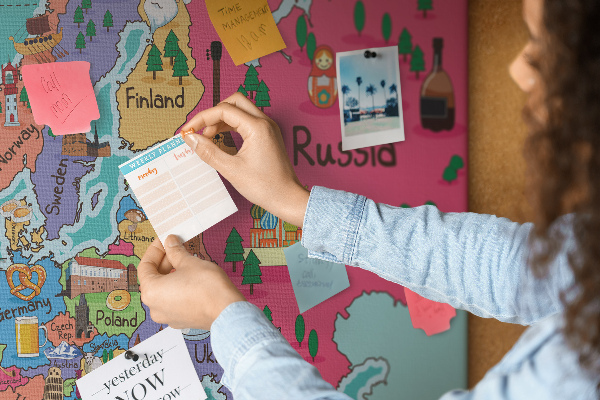 Kurkbord met een kleurrijke kaart van Europa en landnamen