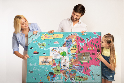 Kurkbord met een kleurrijke kaart van Europa en landnamen