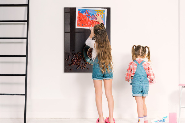 Decoratief glazen wandbord beschrijfbaar en magnetisch Een knusse plek voor herinneringen en aantekeningen.