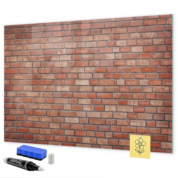 Een prikbord aan een bakstenen muur