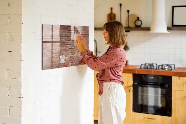 Memobord van glas met print inclusief neodymium magneten Een prikbord aan een bakstenen muur