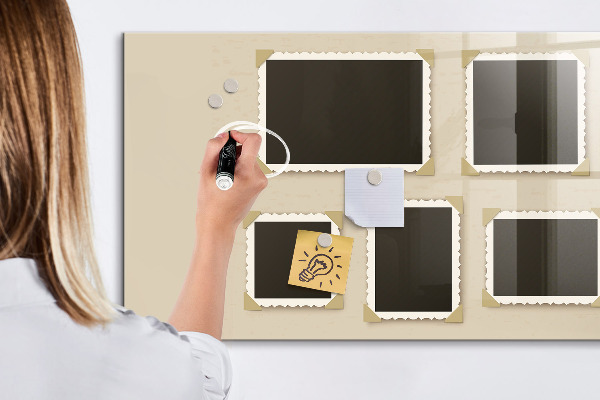 Decoratief glazen wandbord beschrijfbaar en magnetisch Een creatieve ruimte voor het creëren van mooie familieherinneringen.