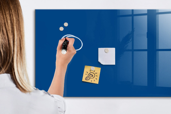 Decoratief glazen wandbord beschrijfbaar en magnetisch Een praktisch prikbord voor notities en foto's.