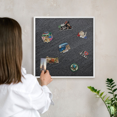 Magnetisch bord voor de muur met witte lijst Grijze textuur