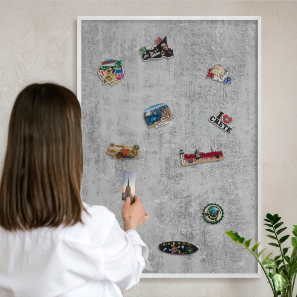Magnetisch bord van metaal in een witte lijst Grijs oppervlak