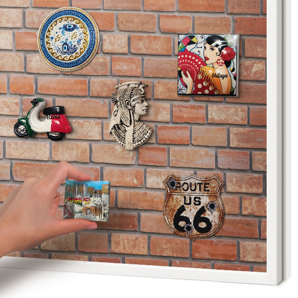 Magnetisch bord van metaal in een witte lijst Bakstenen muur