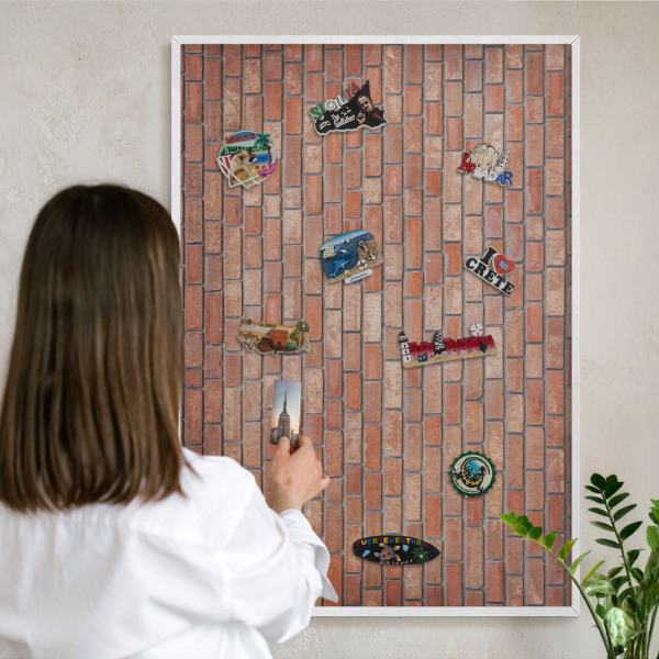 Magnetisch bord van metaal in een witte lijst Bakstenen muur