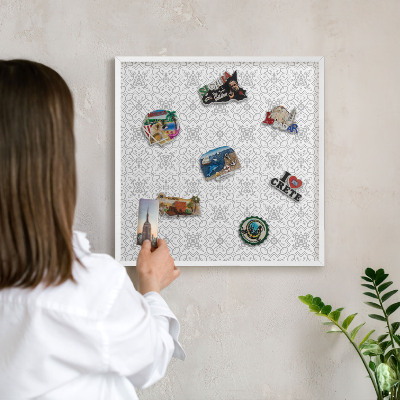 Magnetisch bord van metaal in een witte lijst Geometrische symmetrie