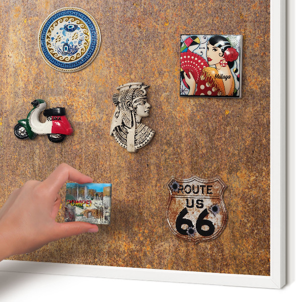 Magnetisch bord van metaal in een witte lijst Roestige elegantie