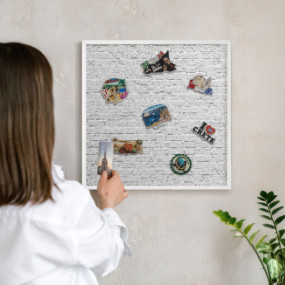Magnetisch bord voor de muur met witte lijst Bakstenen muur
