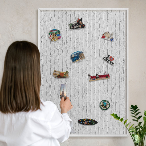 Magnetisch bord voor de muur met witte lijst Bakstenen muur