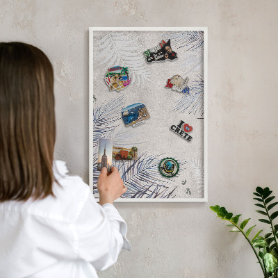 Magnetisch bord van metaal in een witte lijst Bladrijke elegantie