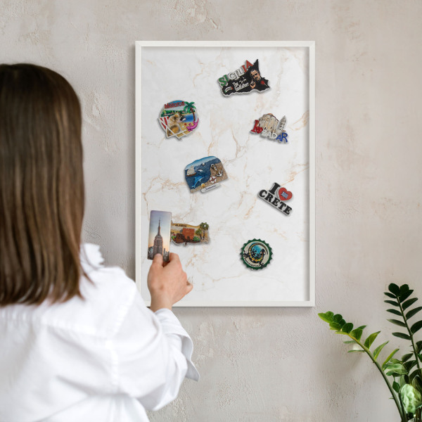 Magnetisch bord van metaal in een witte lijst Marmeren elegantie
