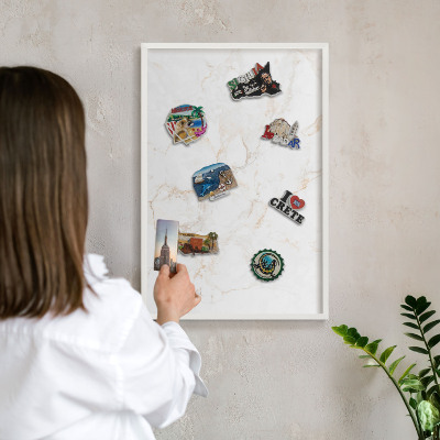 Magnetisch bord van metaal in een witte lijst Marmeren elegantie
