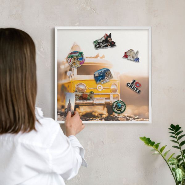 Magnetisch bord van metaal in een witte lijst Retro reizen