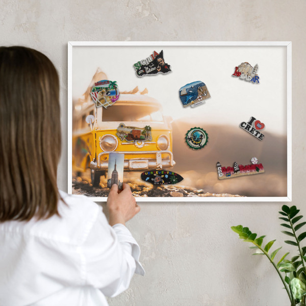 Magnetisch bord van metaal in een witte lijst Retro reizen